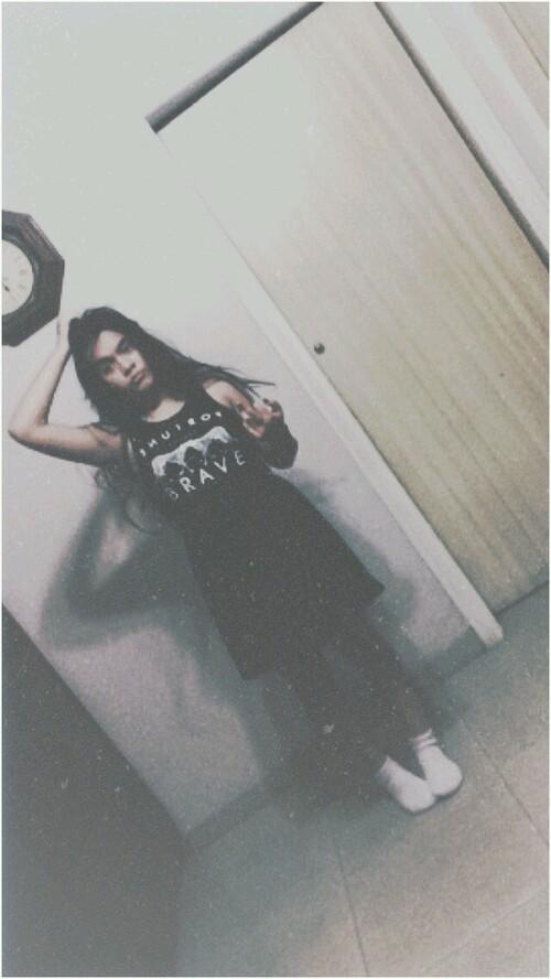 Soy una chica oscura que prefiere la creatividad  que salir con sus amigos -Black. | Instagram: valen_rodri76