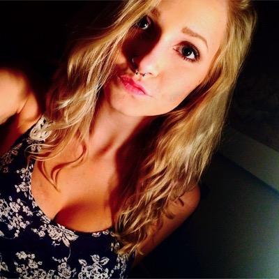 I'm Emma| im 17 •say hi• 
single AF