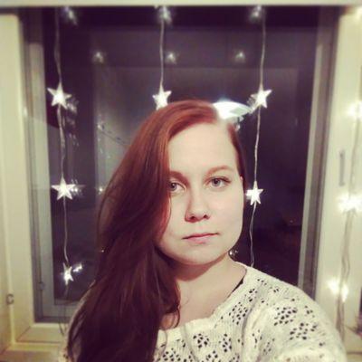 Information networks student with a passion for visual arts and media. Gifted at escapism and napping. Feminist.