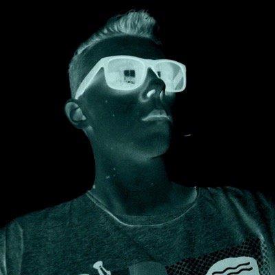 TheRealxEdgee's profile picture. I'm Ben! I love playing video games & posting videos on YouTube to my channel xEdgee.