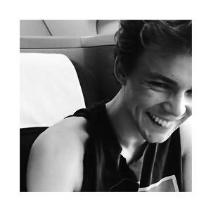 16|| Sophomore. Divertido y amigable. Siempre intentaré sacarte una sonrisa. «Don't stop doing what you're doing» Lauren.