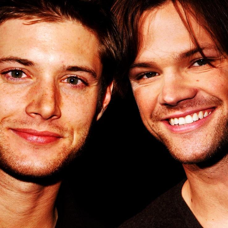milhões e milhões de homens gostosos e solteiros nesse mundo e eu escolhi ele, jensen que acende o fogo em meu corpo e eu quase morro queimada