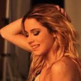 Martina Tini Stoessel mejor conocida como Martina Stoessel es una actriz y cantante Argentina , estrella de la serie televisiva Violetta y tiene un hermano.