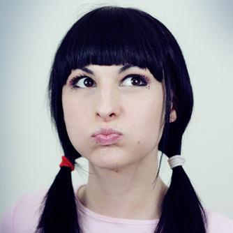 21 años. Extrovertida, divertida, atrevida y con sentido del humor.No siempre soy lo que los demás creen.  {Elasticidad}