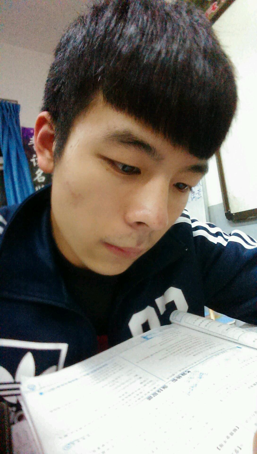 Hello everyone, I am from China, a high school student, and hope that the people all over the world
Make friends.