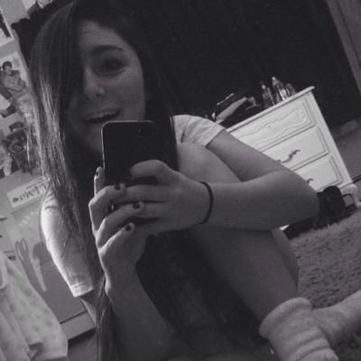 165998Lovely's profile picture. «Dont push anyone unless they've been really annoying.»