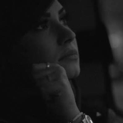 follow @nerdylovatic922 & @ddlovato_lovem