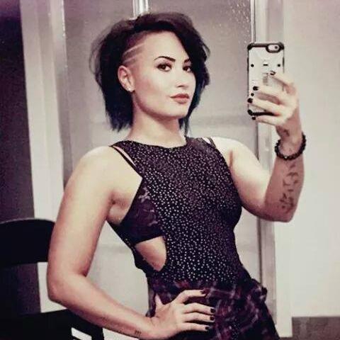 Desculpe. Demi achou que a Bio era tinta e pintou o cabelo.