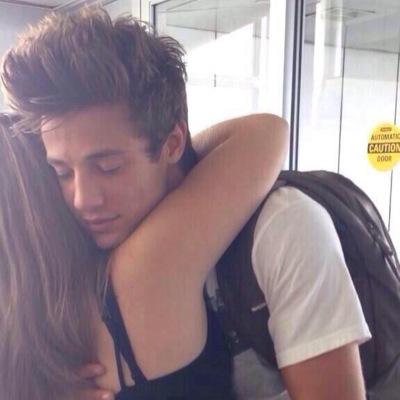 tweet or dm me your meet and greet pics or vines with your faves ❤️