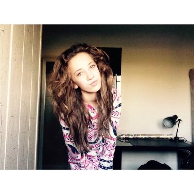 hello i'm beth, a socially awkard teenager that loves dan howell and phil lester,  welcome to my world