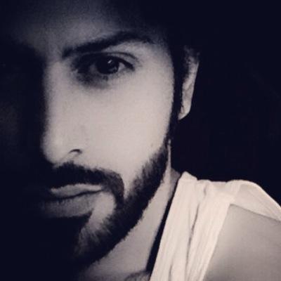 ​َ

.
. الظُروف ؛ سُفن الرَاحلين ،
. أحدهُم ركَبها رُغماً عَنه ،
. واﻵخر بإرادَته.