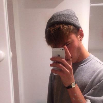 skvths's profile picture. permettez-moi de prendre soin de vous, princesse.