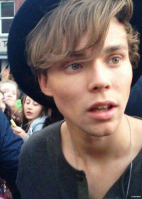 〝I suggest you check your pockets, mate.〞 ­ Ashton Irwin. 『Son of Hermes; 20; Australian』