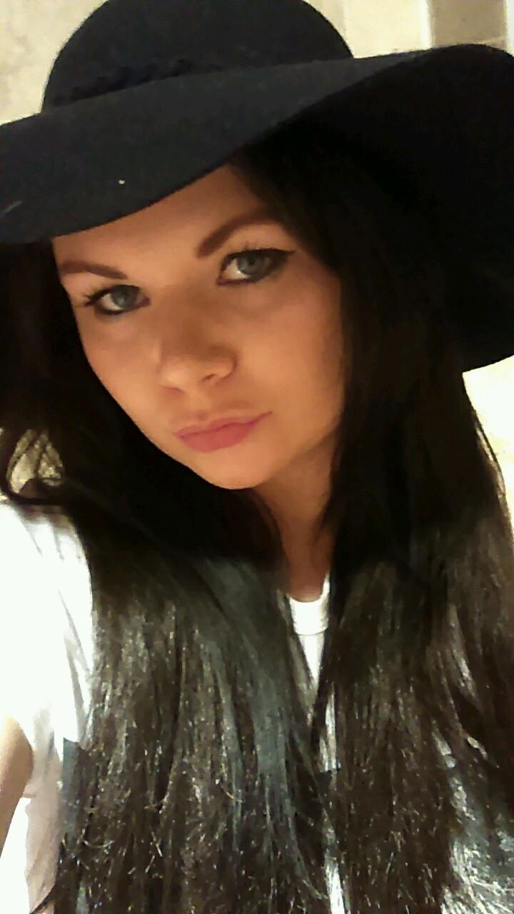 hopepovey's profile picture. huddersfield uni fashion design student, 20