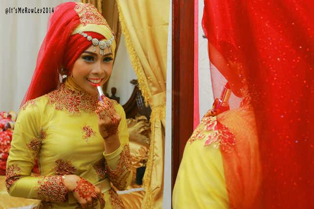seorang wanita pencinta sastra yang masih bingung mengungkapkan isi otaknya ♥Mom  http://t.co/tFeIju5nLw