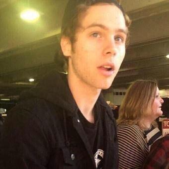 YO FOLLOW @emoloserirh becauSE SHE LOST 21K AND WANTS CUTE NEW MUTUALS AND HAS ACCESS TO 3/4