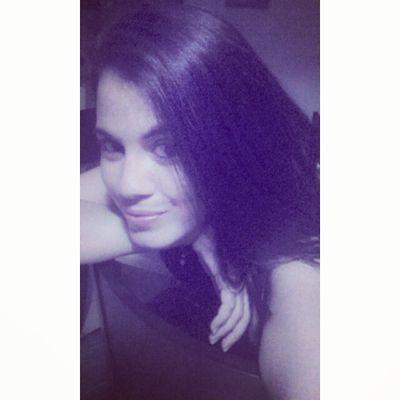 Compulsiva por LIVROS, humor instável , apaixonada pela lua , gosto de abraços e de gente que sorrir com os olhos...uma eterna nefelibata xD rs