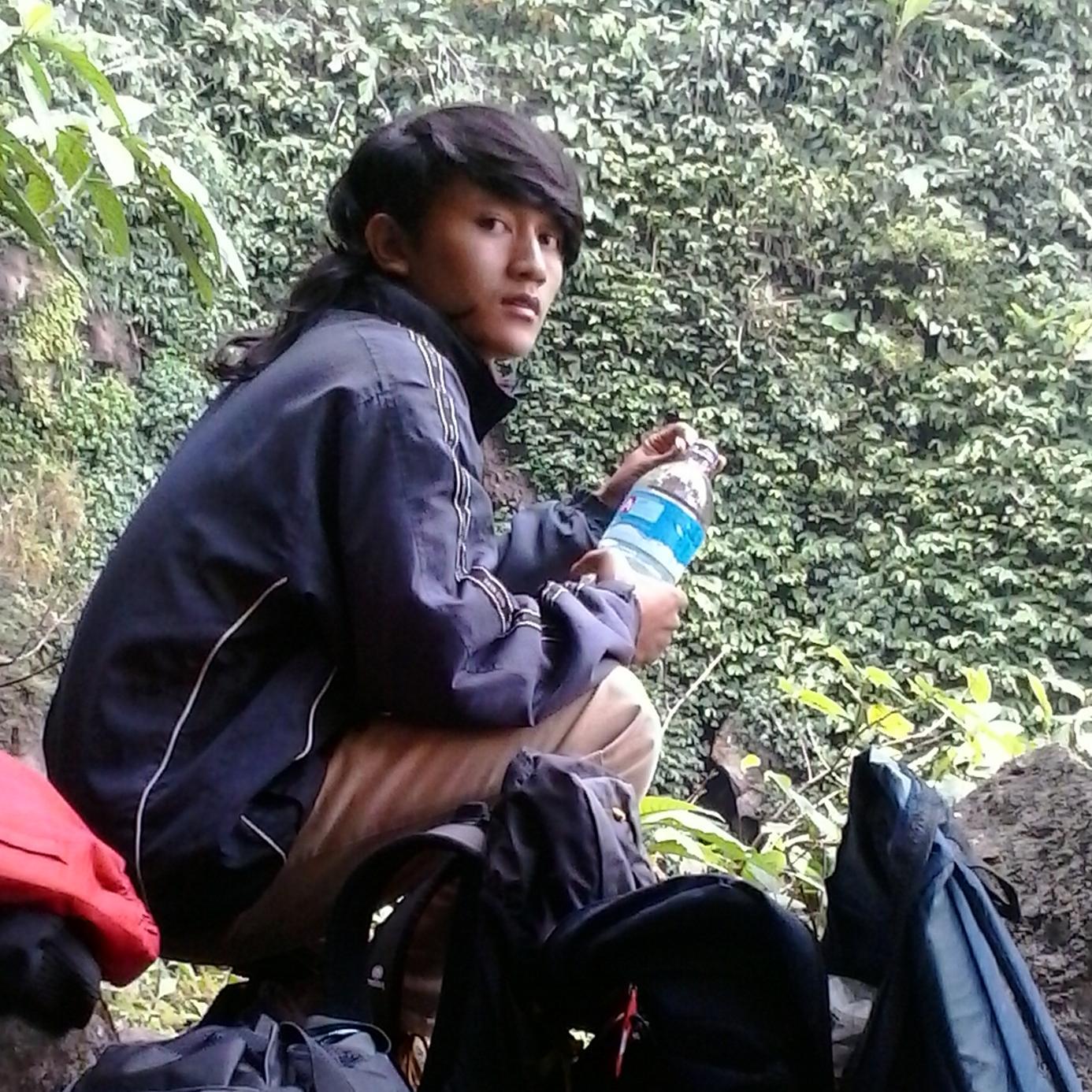 masih saja mengikuti arus angin.. blm bisa jadi walet yang berani terbang bebas di tengah hujan badai...