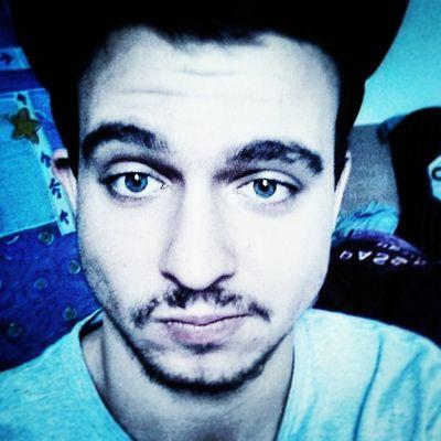 Salut tout le monde ! Youtuber de 19 ans je fais des podcasts pour vous faire rire ! Accrochez vous c'est parti !