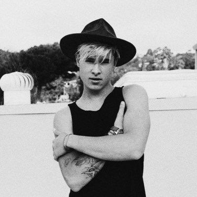 Follow @FandomJunky + @LockScreensWut | HERE'S A FREE FOLLOW BTW