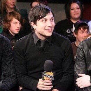 i would pay for frank iero to punch me in the face