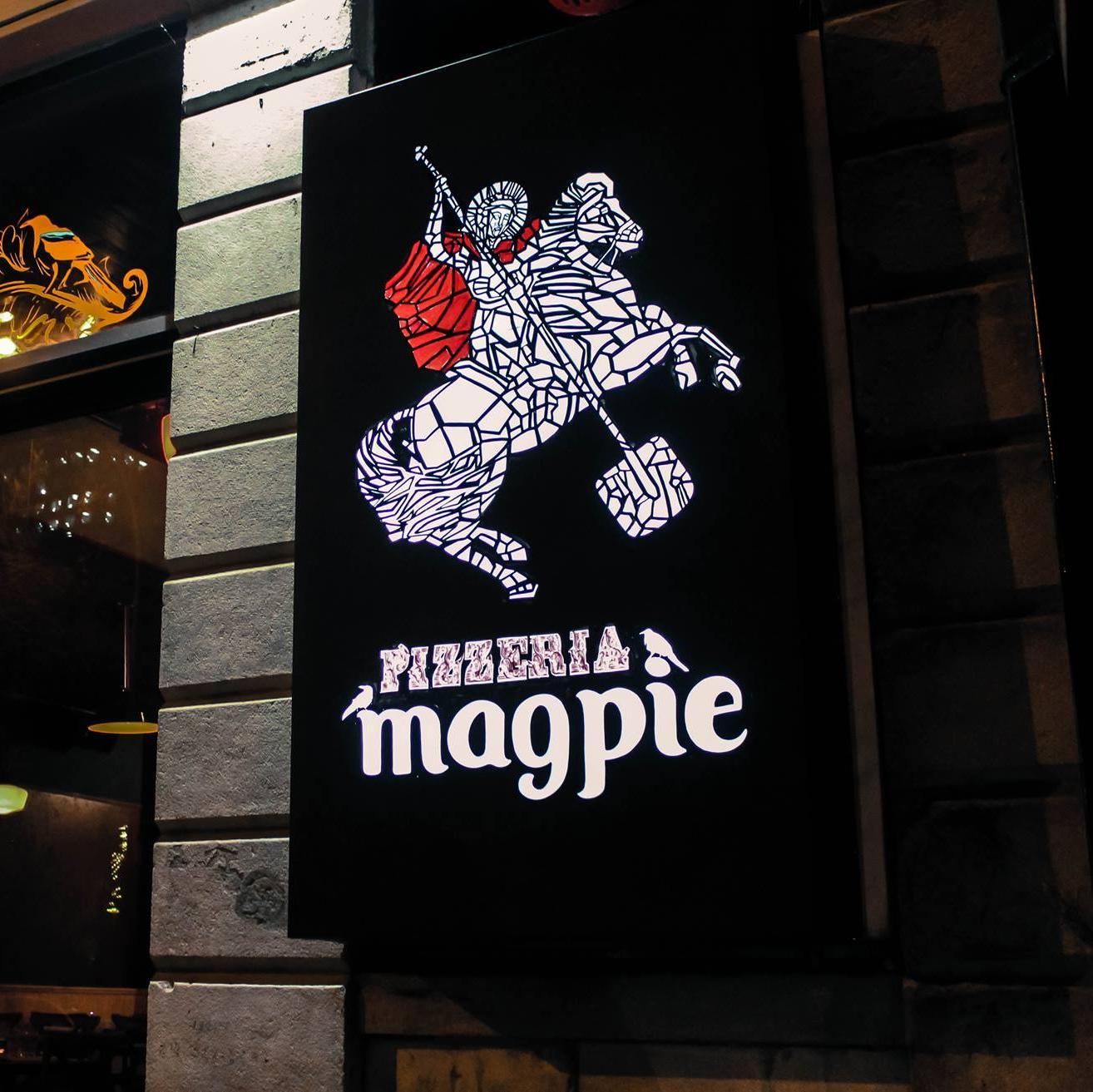 Blottie sur la rue Amherst au cœur du quartier Centre-Sud de Montréal, la Pizzéria Magpie offre des pizzas de qualité artisanale cuites au four à bois.