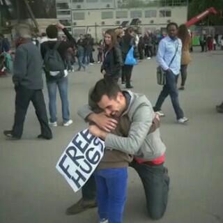مشى ولمّا شاف ما حوله احد،حضن ب كفيّنه ملامحه وبكى..