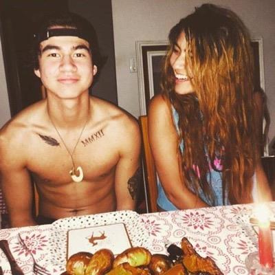 follow @5sosupdateww_ for 5sos updates http://t.co/PhF6IRH9ov and chekc out my luke story