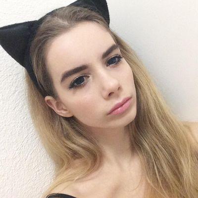 io sono troppo lunatica, stravagante, bambina. E non ho piú nessuna emozione