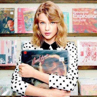 Please, don't hate me bc Taylor Swift is my idol. I don't care, I love taylor♥