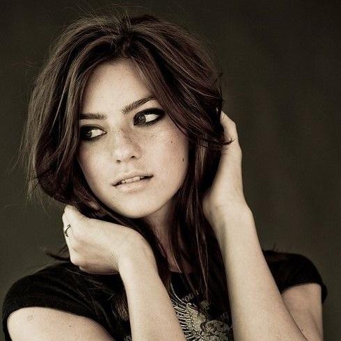 Amatör yaratıcı. Yazar. Kitap bağımlısı. Twitter fanatiği.