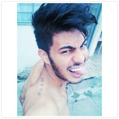 Leonino, 18 anos, universitário. Jovem, livre alegre e sorridente. Família, Amigos Deus e eu mesmo ♡
