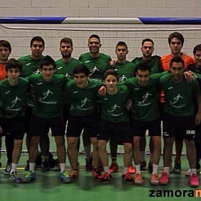 Entre cerveza y cerveza jugamos al fútbol sala. Lo nuestro es el tercer tiempo. Perdiendo las tandas de penaltis desde Moraleja 2014.