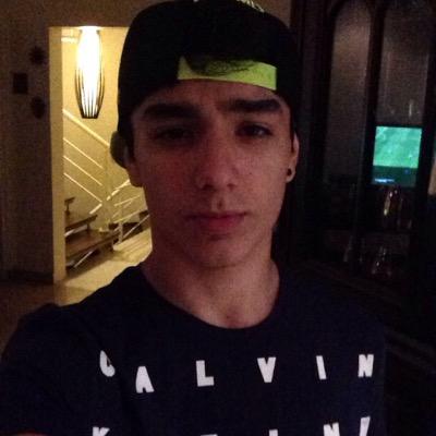Melhor adc da minha casa e streamer. http://t.co/a6e1fF6KwO