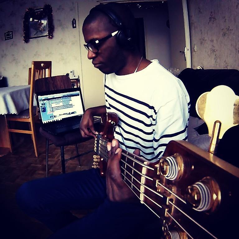 #DigitalMusic, J'bassouille pour @padblem, et puis j'bidouille des trucs bidons dans ma chambre aussi.