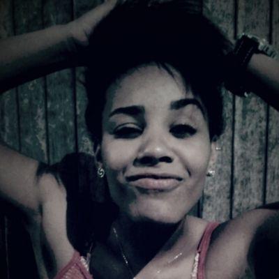 Sou aquela que não segue padrões...  Que extrapola na hora de se divertir.