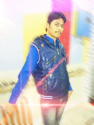 d5381a7c1b1b425's profile picture. Jaam pe jaam peene se kya fayeda,
Raat guzri to utar jayegi,
Kisi ki aankhon se peeyo khuda ki kasam,
Umr saari nashe mein guzar jayegi.