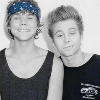 Ashton Irwin Luke Hemmings Michael Clifford Calum Hood
