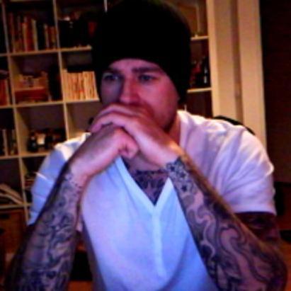 Professioneel kanker vechter, Gehuwd, Vader van zoons, Tattooed, Klootzak, Nerd. Muzikant, Rocker, Hardloper, SkateOrDie, Gamerrr, Bn'r.