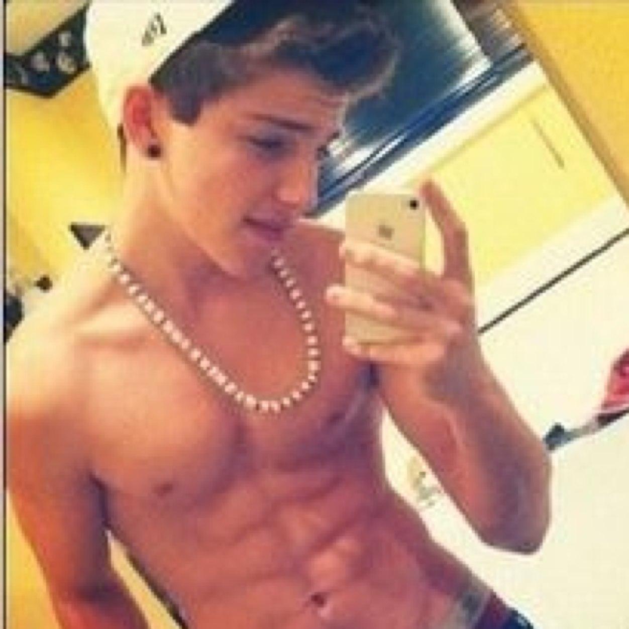 Hi everyone my name is AMIR and i'm a 19 year old boy from new york city and i wanna get 11k followers please