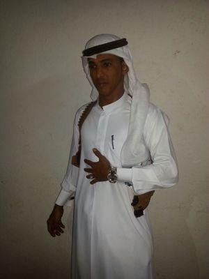 ‏يا بسمة الليل الحلوُ،يا ضحكة الوقت الحزين.