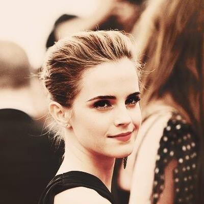 Es leviooosa no leviosaaá. Sigo siendo la mejor bruja de mi edad. A veces como libros porque molo mogollón. ¡BIBLIOTECAS BITCHES!
