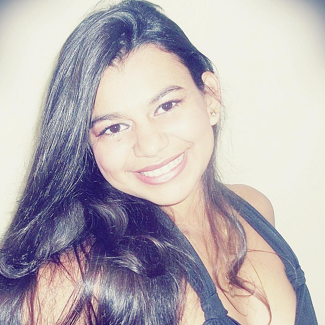 'Moça abra a janela. Acolha o que é de céu. Deixa os olhos sorrirem. Coragem vem de dentro. A ternura também. Acreditar na magia dos sonhos é fazer oração.  :)