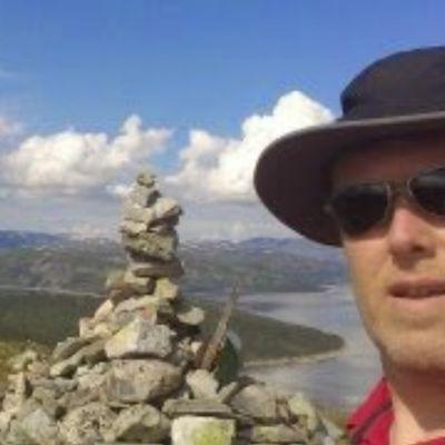 Operator, kapper, windsurfer, kiter, snowboarder, fietser, sup-er, schaatser, fotograaf en vader van 2. Geologie, scheikunde & natuurkunde hobbyist.