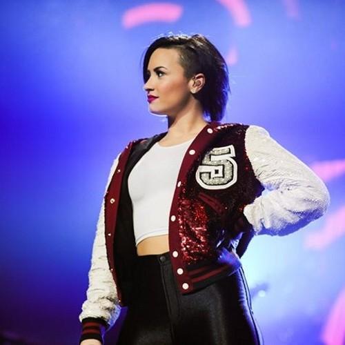 Tropa de lovatics osso duro de roer fala mal da nossa Demi ta pedindo pra morrer. sou lovatic sou selenator   outro Twitter @Thegamelro