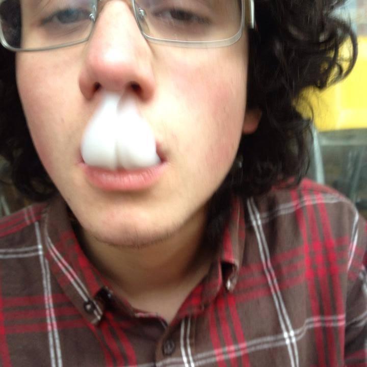 Sou aquele amigo que o teu pai te avisou pa não teres. Uma ganza por dia, o bem que te fazia. Legalize it. Ligente Power. Descose yourself Sanciatur confirmo eo