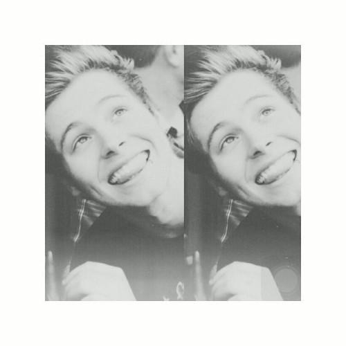 make internet friends aye and follow @s1utfor1D