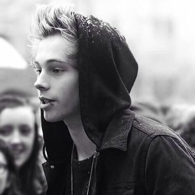 pls follow @clffrdxpizza bc she gave you a free follow