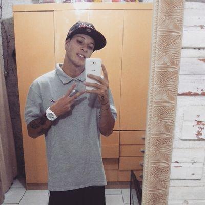 É que eu me amarro nesse teu jeito marrento,nesse  rosto lindo e esse sorriso encantador. Te Amo meu amor ❤   @capitawcaverna