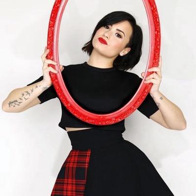 flickmeDemi's profile picture. i missed demi by half an hour in glasgow bc of college-crying- she was only 5 mins away from me// im that annoying person that fangirls 24/7